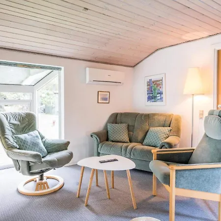 Secluded Pine Tree Cottage-by Traum Blåvand
