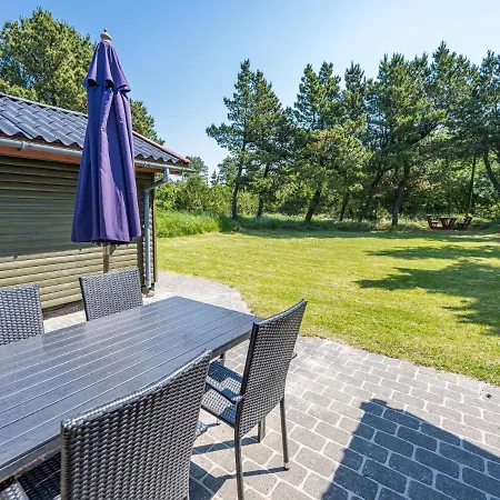 Dom wakacyjny Secluded Pine Tree Cottage-by Traum Blåvand