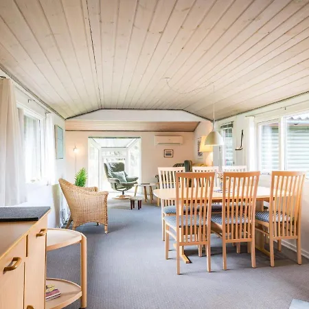 Dom wakacyjny Secluded Pine Tree Cottage-by Traum *