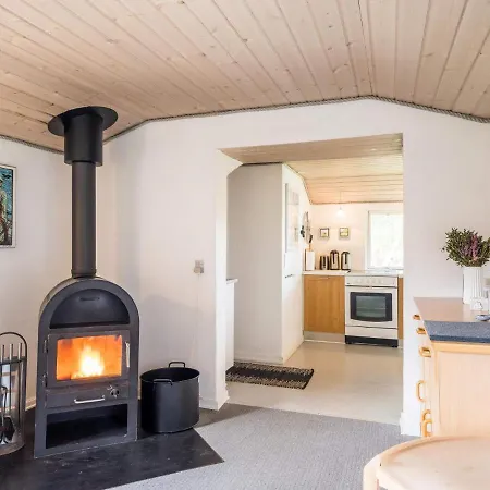 Secluded Pine Tree Cottage-by Traum Blåvand