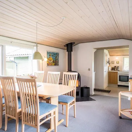 Secluded Pine Tree Cottage-by Traum Blåvand
