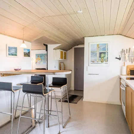 Secluded Pine Tree Cottage-by Traum